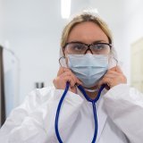 La population des médecins de premier recours se féminise. Fin 2021, les femmes représentaient ainsi 47,9% des praticiens contre seulement 43,4% fin 2018 (image d'illustration). KEYSTONE/TI-PRESS/ALESSANDRO CRINARI